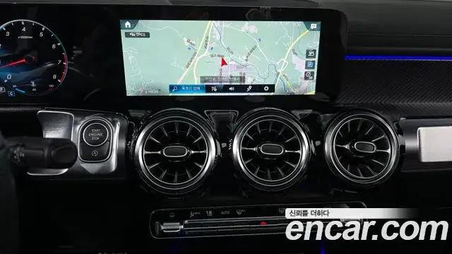 Mercedes-Benz GLB-Class 2021 — Photo 19/20