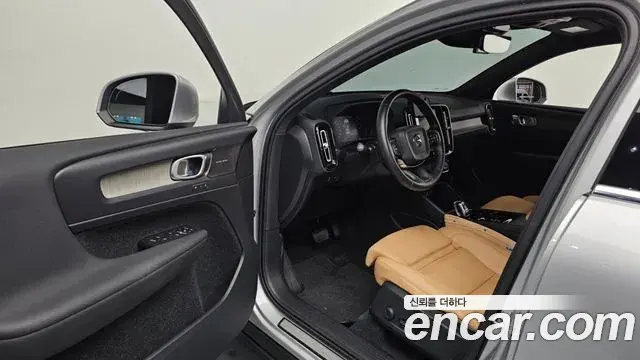 Volvo XC40 2019 — Şəkil 13/20