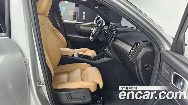 Volvo XC40 2019 — Şəkil 17/20