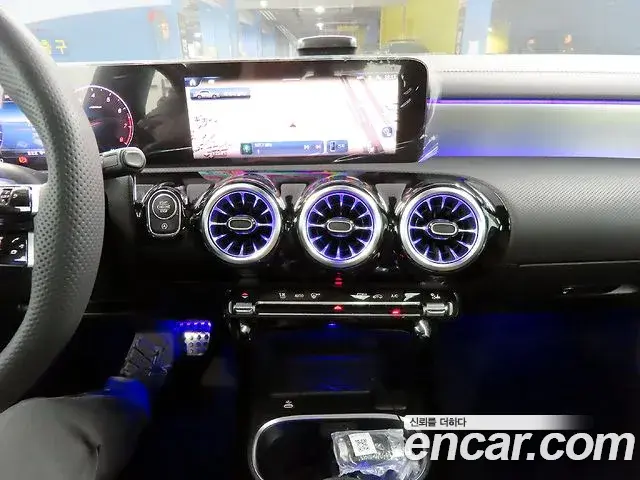 Mercedes-Benz CLA-Class 2025 — Photo 12/20