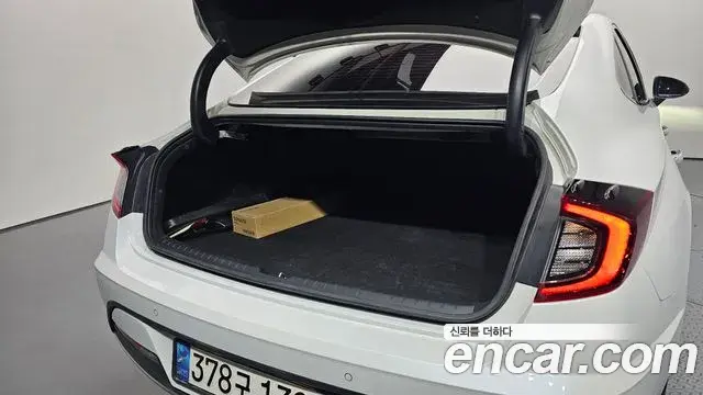 Hyundai Sonata Hybrid 2021 — ფოტო 17/20