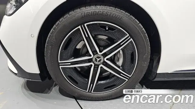 Mercedes-Benz EQE 2024 — Photo 13/20