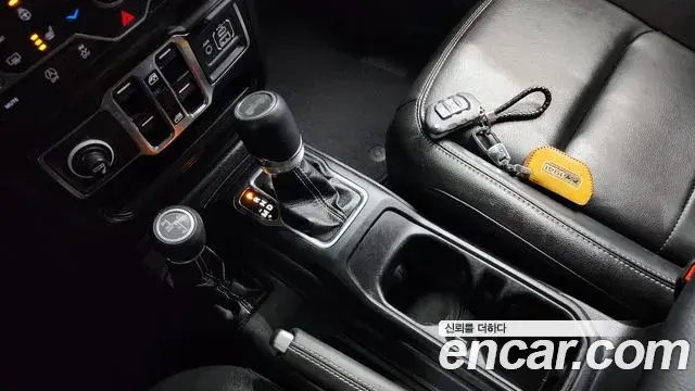 Jeep Wrangler 2022 — ფოტო 19/20