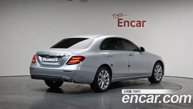 Mercedes-Benz E-Class 2018 — Şəkil 17/20