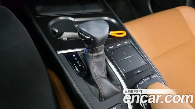 Lexus UX250h 2019 — Photo 6/20
