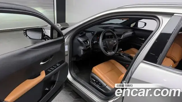 Lexus UX250h 2019 — Photo 2/20