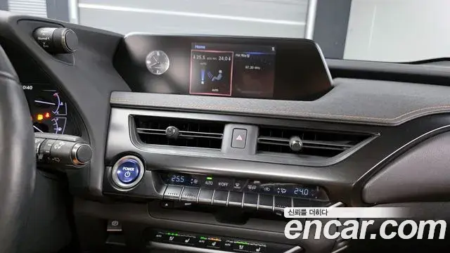 Lexus UX250h 2019 — Photo 1/20