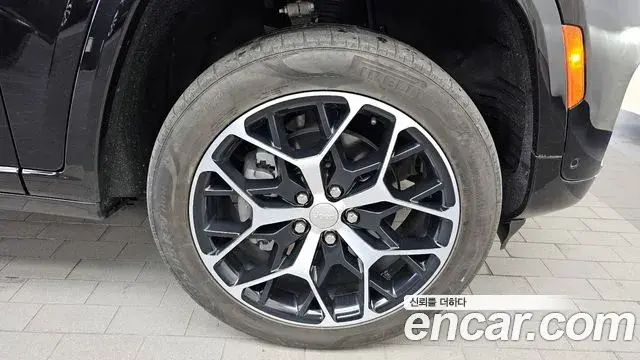 Jeep Grand Cherokee 2023 — ფოტო 16/20