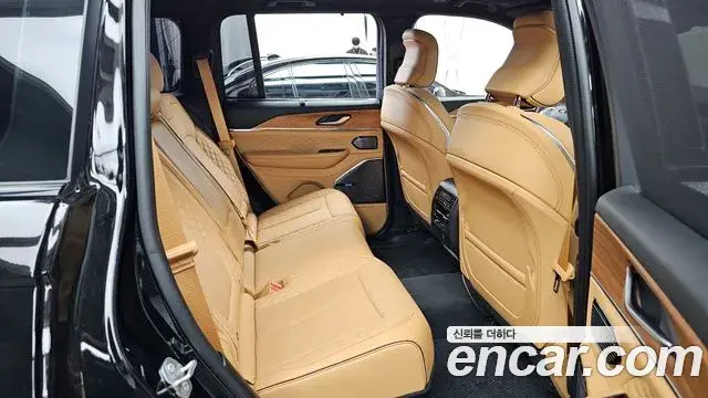 Jeep Grand Cherokee 2023 — ფოტო 8/20