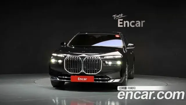 BMW i7 2022 — ფოტო 18/20