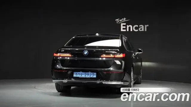 BMW i7 2022 — ფოტო 14/20