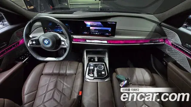 BMW i7 2022 — ფოტო 19/20