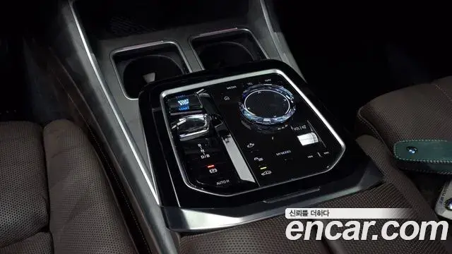 BMW i7 2022 — ფოტო 7/20