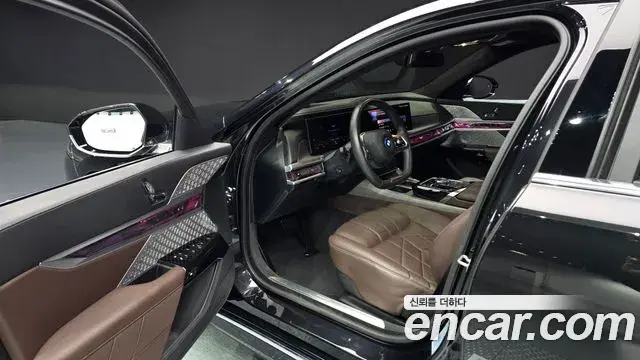BMW i7 2022 — ფოტო 4/20