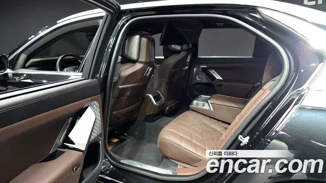 BMW i7 2022 — ფოტო 16/20
