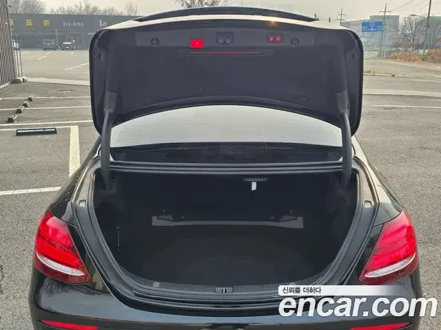 Mercedes-Benz E-Class 2018 — ფოტო 10/20