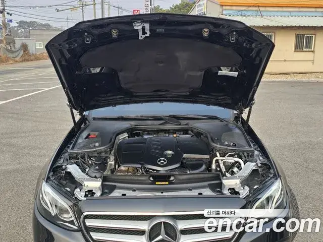 Mercedes-Benz E-Class 2018 — ფოტო 19/20