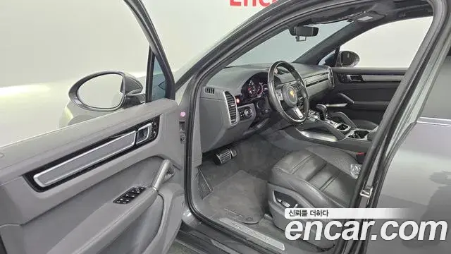Porsche Cayenne 2021 — Photo 19/20
