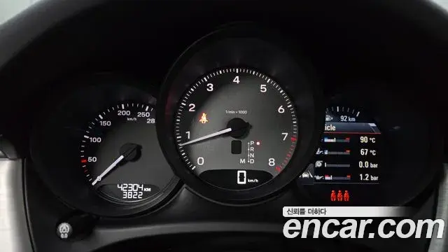Porsche Macan 2023 — ფოტო 16/20