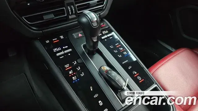 Porsche Macan 2023 — ფოტო 1/20