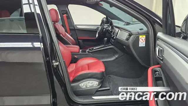 Porsche Macan 2023 — ფოტო 17/20