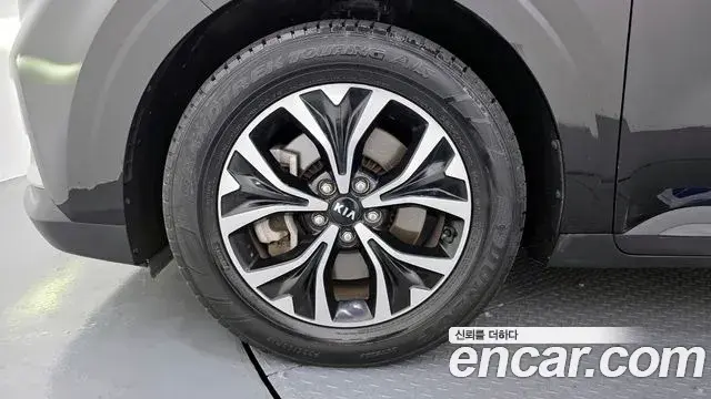Kia Carnival 2021 — ფოტო 6/20