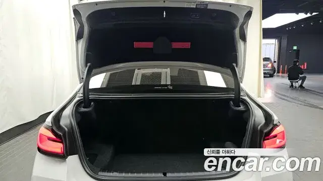 BMW 5 Series 2023 — Photo 12/20