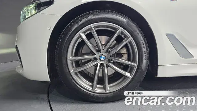 BMW 5 Series 2020 — ფოტო 18/20