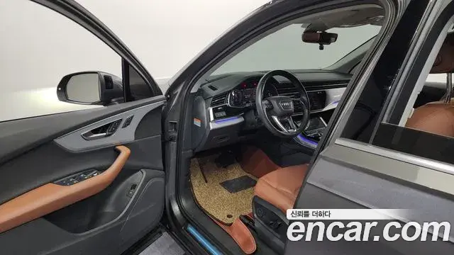 Audi Q7 2020 — ფოტო 15/20