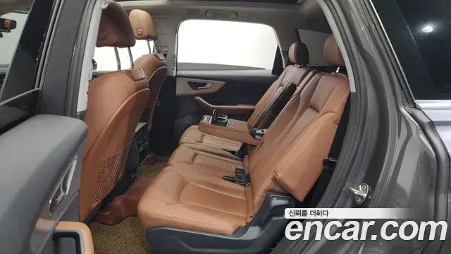Audi Q7 2020 — ფოტო 17/20
