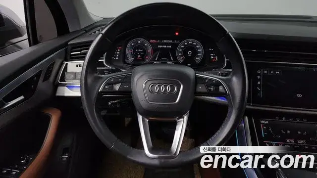 Audi Q7 2020 — ფოტო 13/20