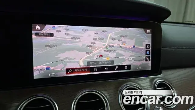 Mercedes-Benz E-Class 2021 — ფოტო 19/20