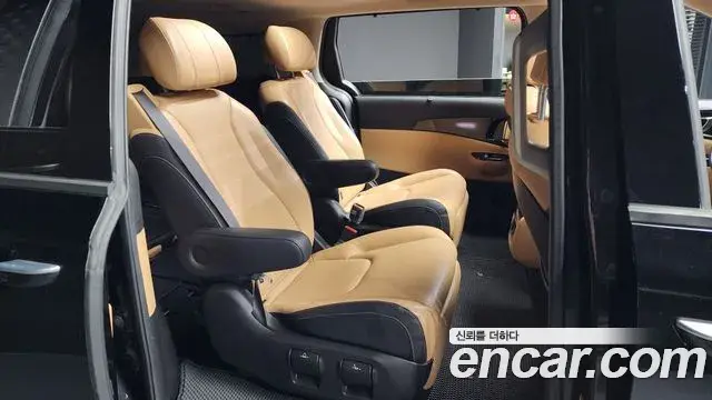 Kia Carnival 2021 — ფოტო 18/20