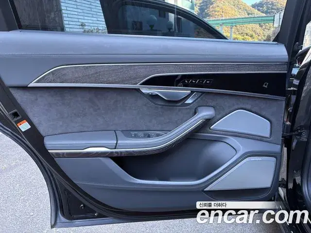 Audi A8 2021 — ფოტო 12/16