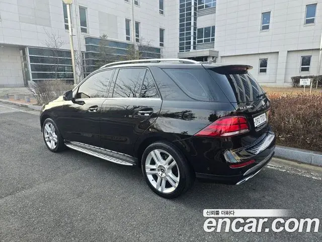 Mercedes-Benz GLE-Class 2018 — Photo 11/20