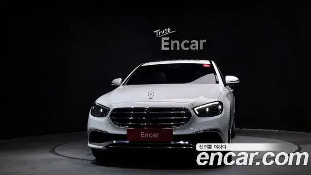 Mercedes-Benz E-Class 2023 — ფოტო 11/20