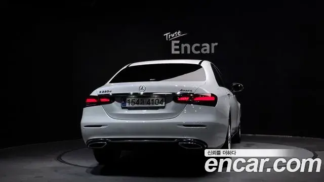 Mercedes-Benz E-Class 2023 — ფოტო 8/20