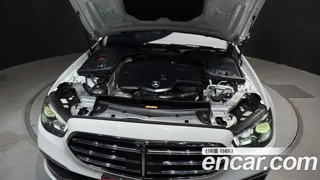 Mercedes-Benz E-Class 2023 — ფოტო 14/20