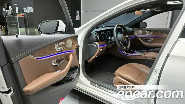 Mercedes-Benz E-Class 2023 — ფოტო 17/20