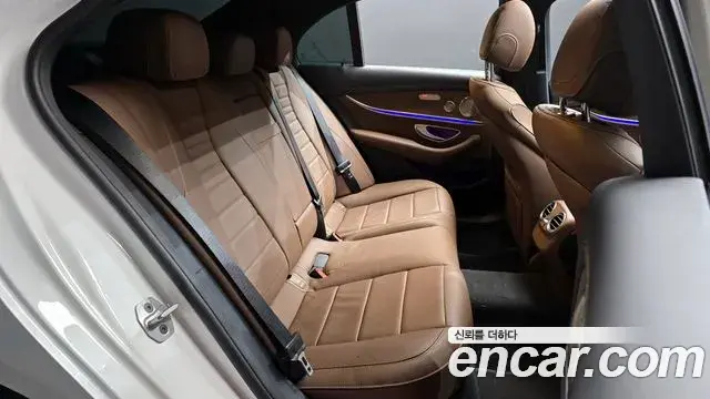 Mercedes-Benz E-Class 2023 — ფოტო 18/20