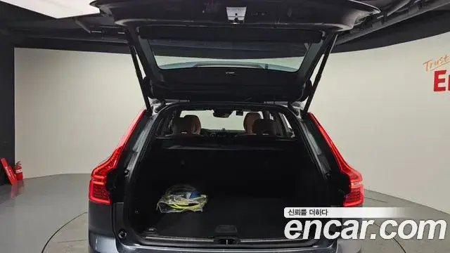 Volvo XC60 2020 — Şəkil 16/20