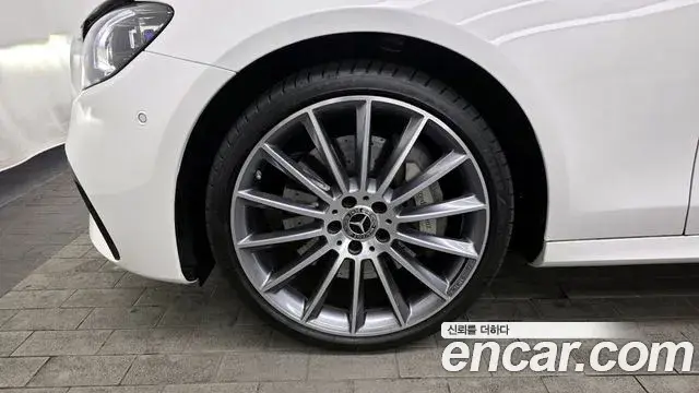 Mercedes-Benz E-Class 2021 — ფოტო 14/20