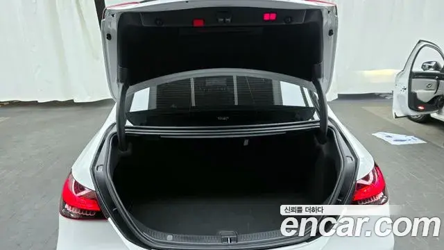 Mercedes-Benz E-Class 2021 — ფოტო 16/20