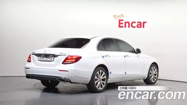 Mercedes-Benz E-Class 2018 — ფოტო 16/20