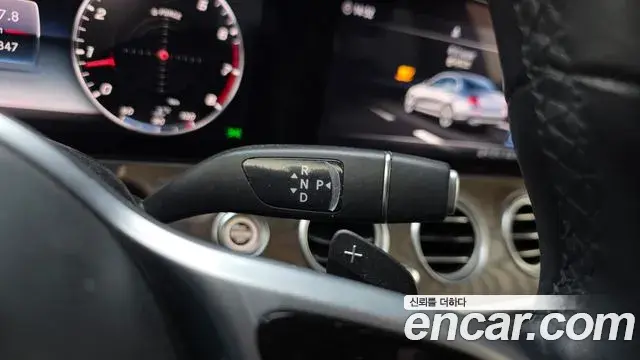 Mercedes-Benz E-Class 2018 — ფოტო 17/20
