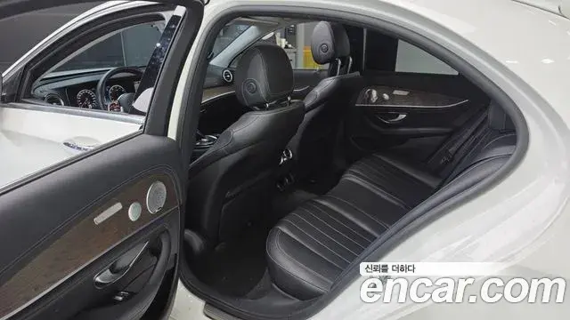 Mercedes-Benz E-Class 2018 — ფოტო 14/20