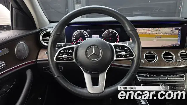 Mercedes-Benz E-Class 2018 — ფოტო 13/20