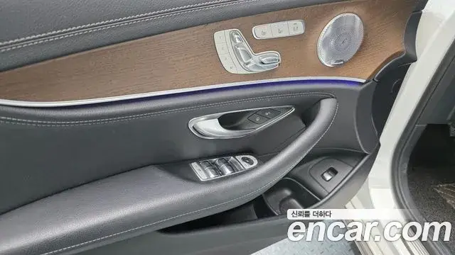 Mercedes-Benz E-Class 2018 — ფოტო 18/20