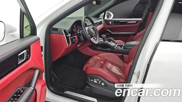 Porsche Cayenne 2021 — ფოტო 15/20