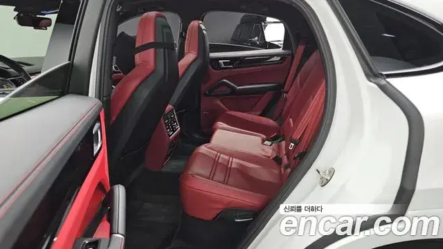 Porsche Cayenne 2021 — ფოტო 14/20